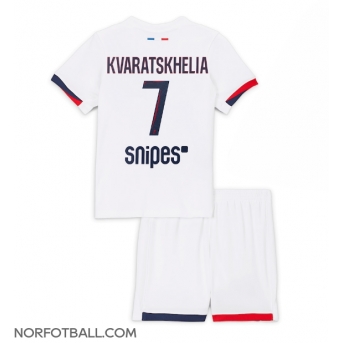 Billige Fotballdrakt Paris Saint-Germain Khvicha Kvaratskhelia #7 Replika Bortedraktsett Barn 2025-26 Kortermet (med bukser)